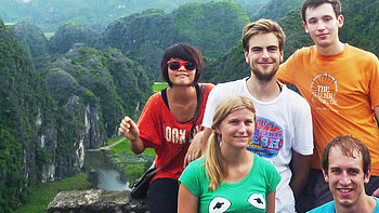 Gruppenfoto der Teilnehmenden vor einer Berg- und Flusslandschaft