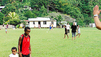 Teilnehmender bei sportlichen Übungen mit Kindern aus Fidschi