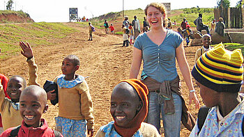 Gruppenfoto von zwei Frauen und vielen lachenden Kindern
