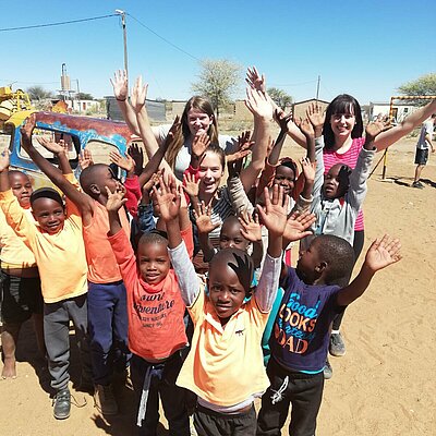 Soziale und handwerkliche Projekte in einem Hererodorf Jugendgemeinschaftsdienste Kolping Workcamp Namibia 